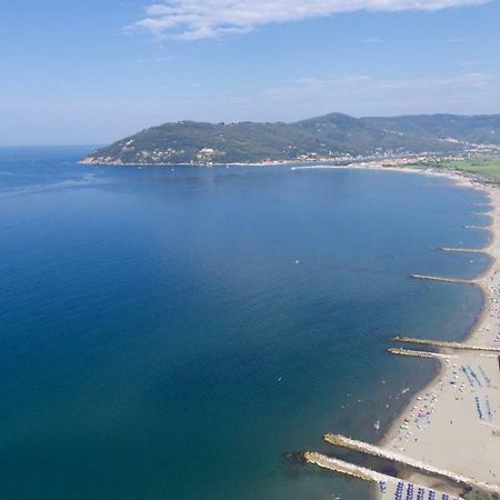 Hotel Delfino Marina Di Carrara Εξωτερικό φωτογραφία