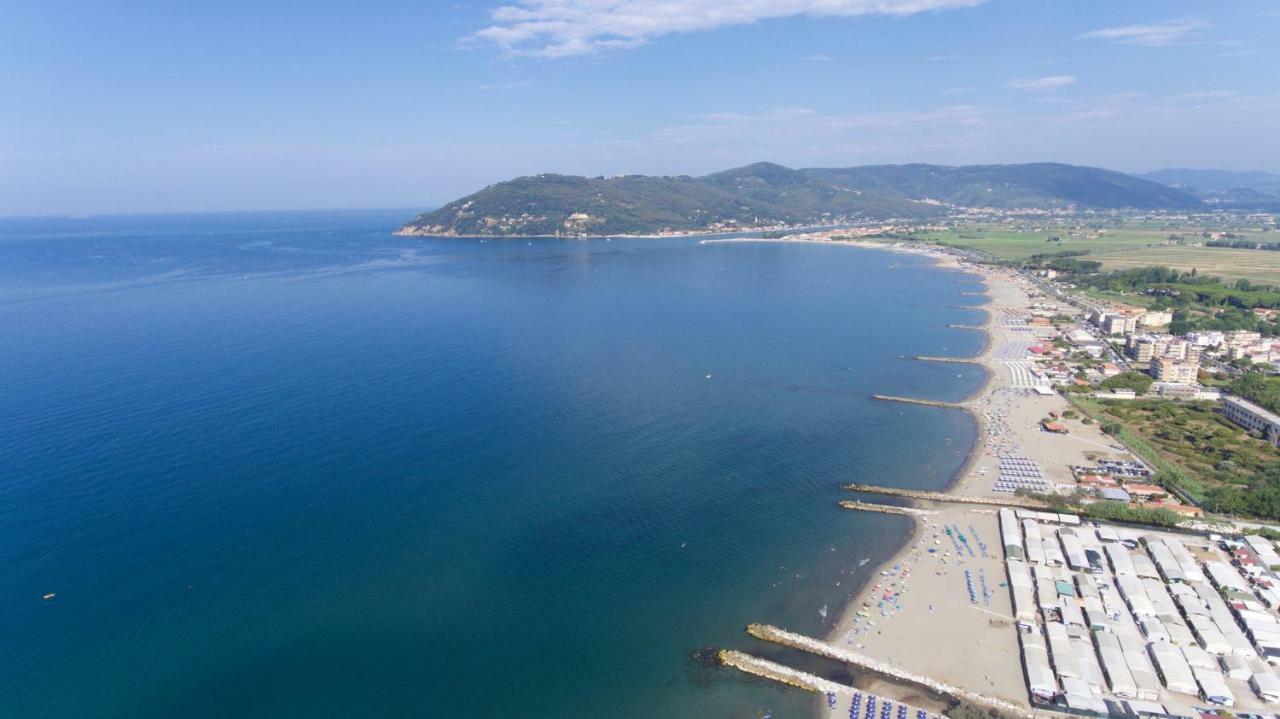 Hotel Delfino Marina Di Carrara Εξωτερικό φωτογραφία
