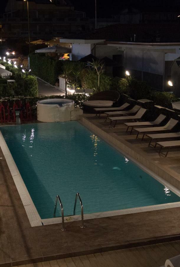 Hotel Delfino Marina Di Carrara Εξωτερικό φωτογραφία